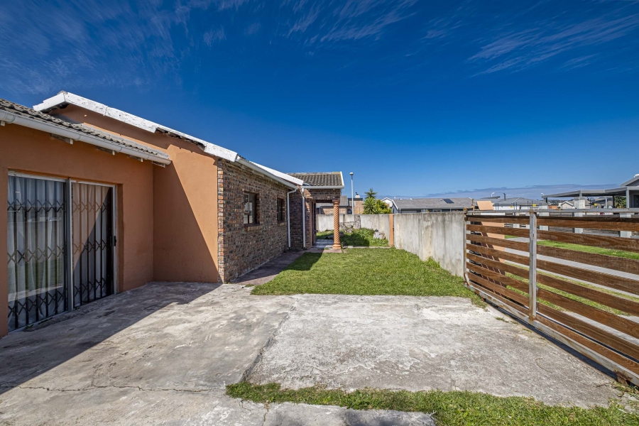 3 Bedroom Property for Sale in Overbaakens Eastern Cape